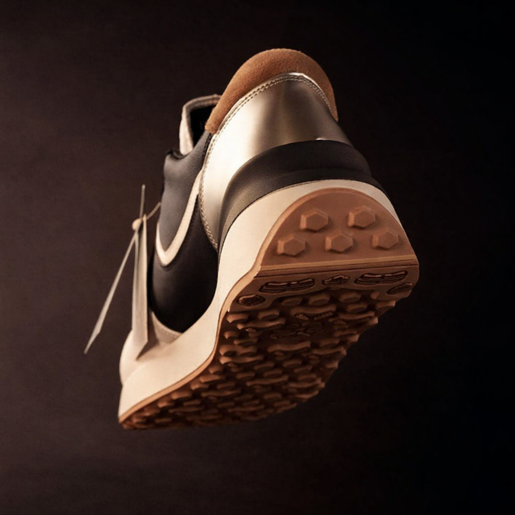 Detalhe da sola e estrutura mecânica de um tênis de corrida