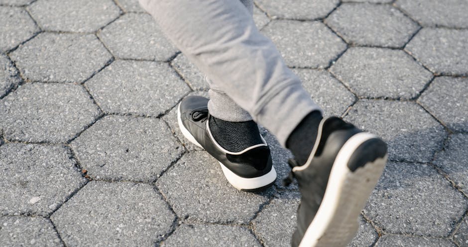 A runner in grey leggings ties