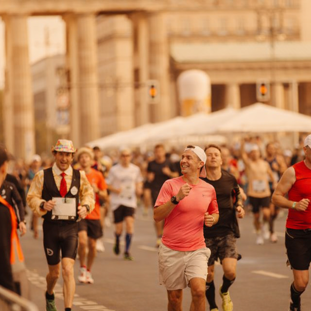 Corredor a cruzar o Portão de Brandemburgo em Berlim com emoção