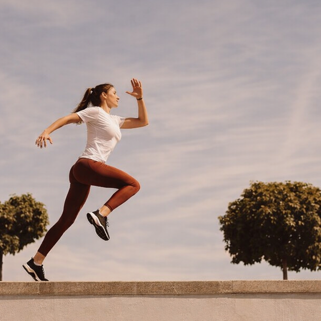 Comparação lado a lado de sapatilhas de corrida numa estrada de asfalto