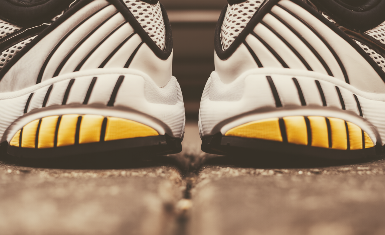 Detalhe da sola de borracha e textura do asfalto num teste de corrida