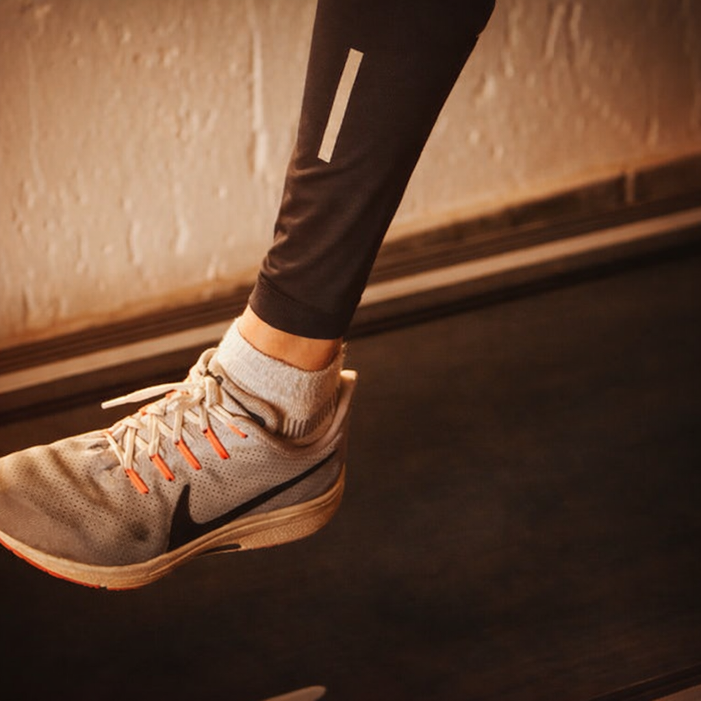 Meias de algodão básicas e desgastadas ao lado de sapatilhas de corrida de alta performance